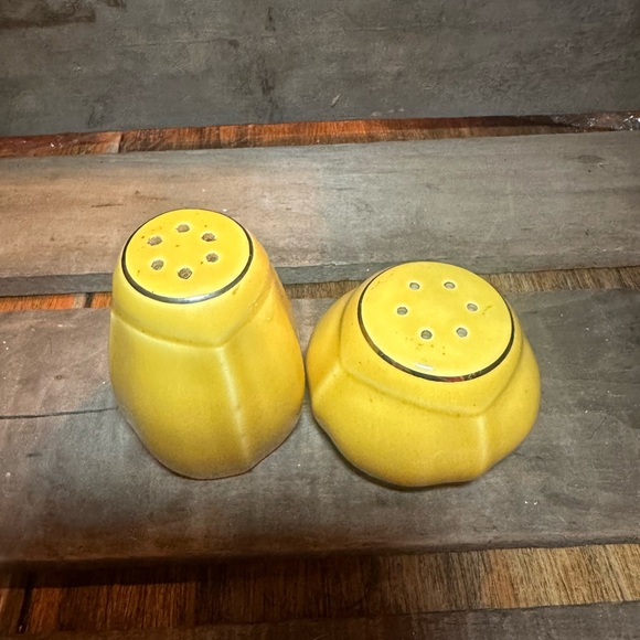 Vintage Paden City Pottery Minion Mandarín Yellow  1950s Salt & Pepper Shakers - Picture 3 of 8